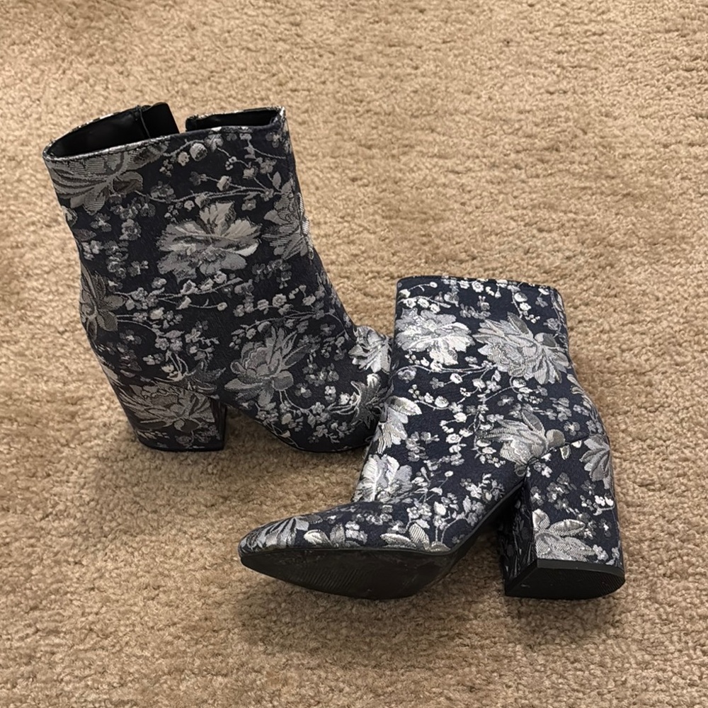 Elegant Floral Ankle Boots - Black and Gray